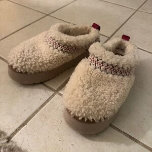 Ugg Women’s 8 sheepskin Tasman